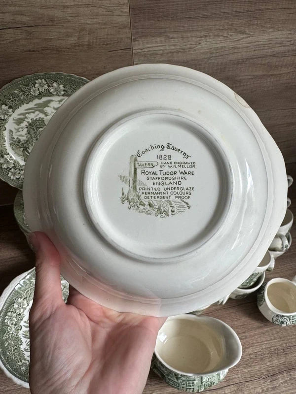 Monumentalny angielski serwis Royal Tudor Ware „Coaching Taverns 1828” (62 el.)