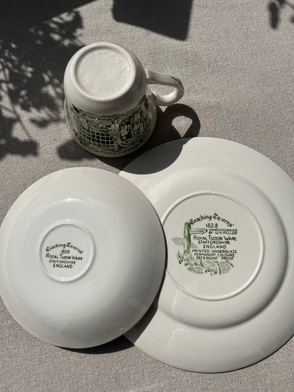 Staffordshire Royal Tudor Ware Coaching Taverns – zielone Trio kawowe / śniadaniowe (3 el. Vintage)