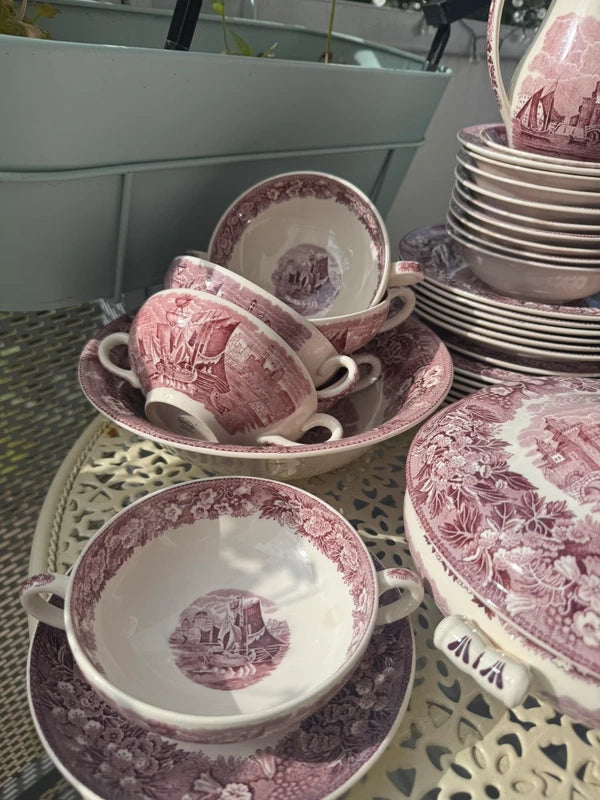 Ikoniczny angielski serwis Wedgwood „Ferrara” w odcieniu liliowym (ponad 45 el.)