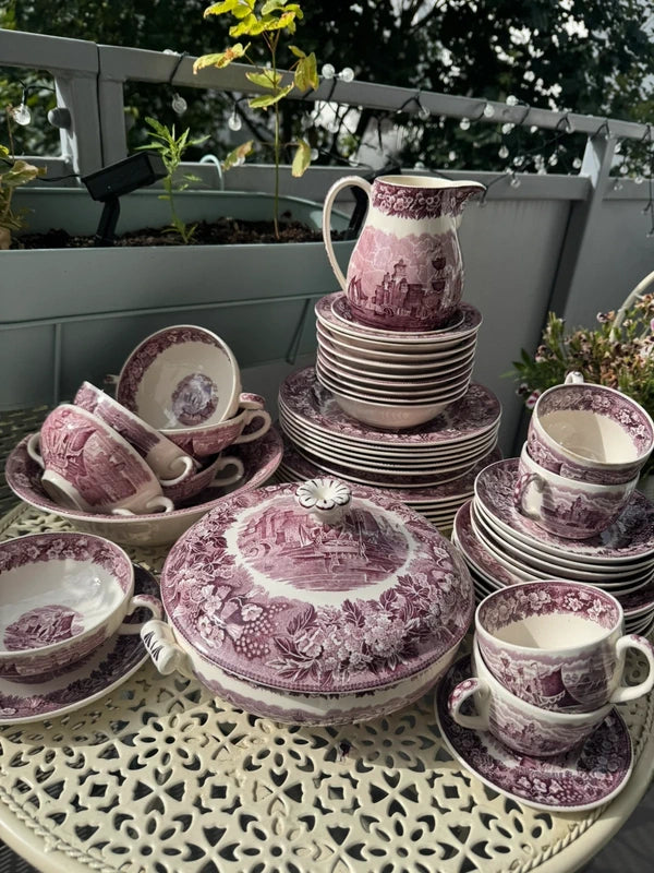 Ikoniczny angielski serwis Wedgwood „Ferrara” w odcieniu liliowym (ponad 45 el.)