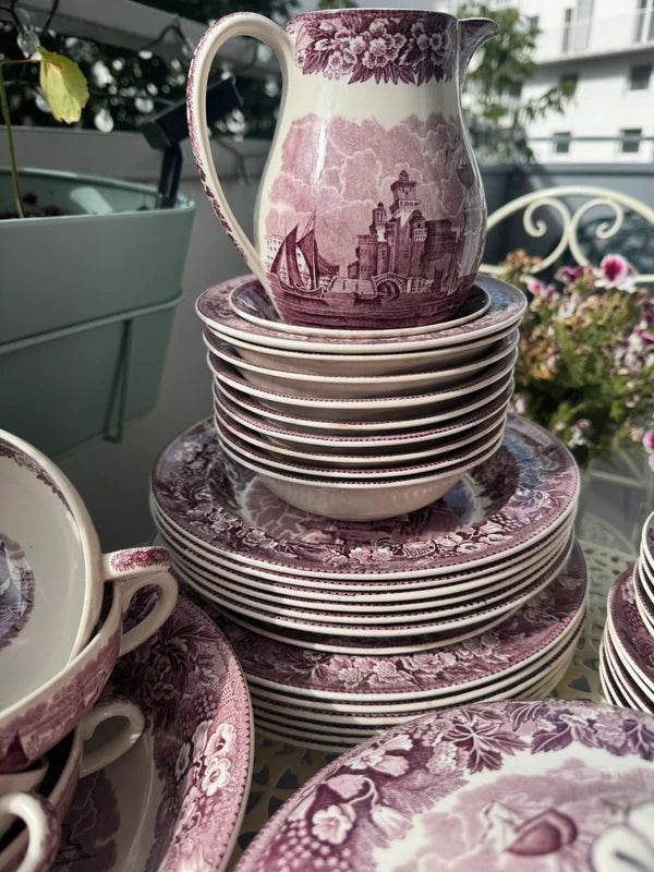 Ikoniczny angielski serwis Wedgwood „Ferrara” w odcieniu liliowym (ponad 45 el.)