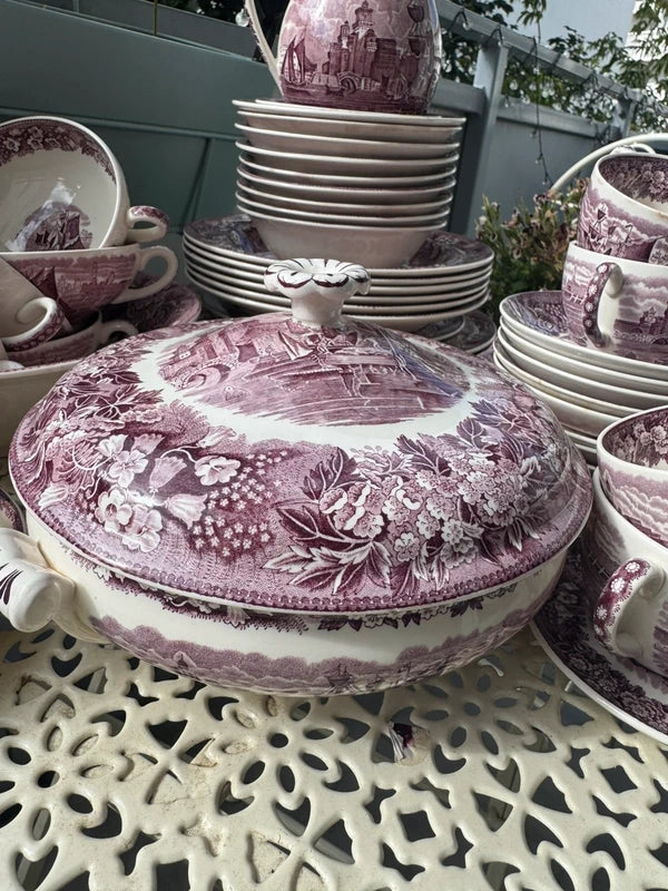 Ikoniczny angielski serwis Wedgwood „Ferrara” w odcieniu liliowym (ponad 45 el.)