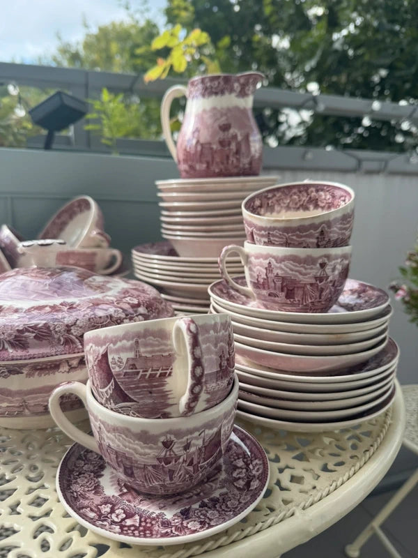 Ikoniczny angielski serwis Wedgwood „Ferrara” w odcieniu liliowym (ponad 45 el.)