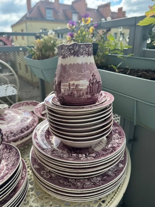 Ikoniczny angielski serwis Wedgwood „Ferrara” w odcieniu liliowym (ponad 45 el.)