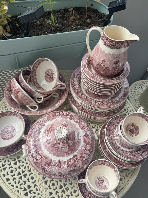 Ikoniczny angielski serwis Wedgwood „Ferrara” w odcieniu liliowym (ponad 45 el.)