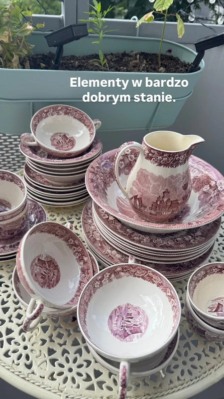 Ikoniczny angielski serwis Wedgwood „Ferrara” w odcieniu liliowym (ponad 45 el.)