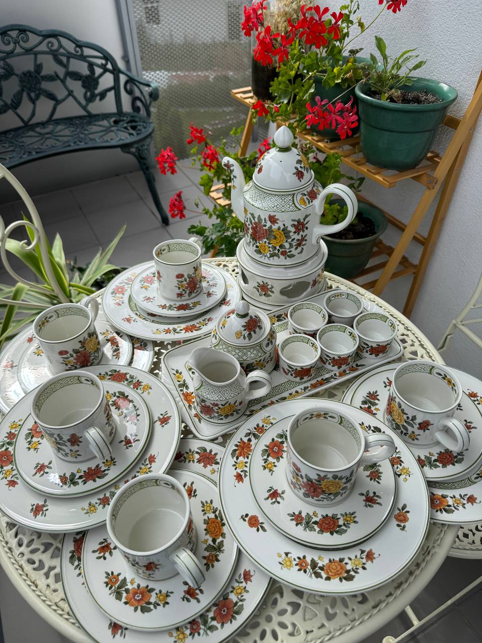 Kolekcjonerski serwis śniadaniowy Villeroy & Boch „Summerday” z podgrzewaczem (28 el.)