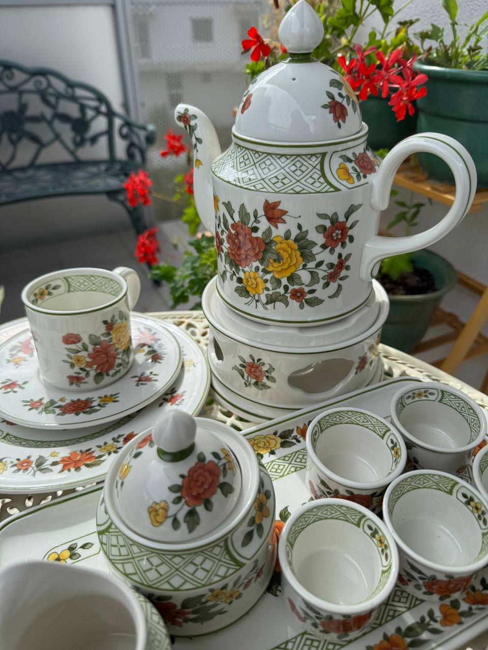 Kolekcjonerski serwis śniadaniowy Villeroy & Boch „Summerday” z podgrzewaczem (28 el.)