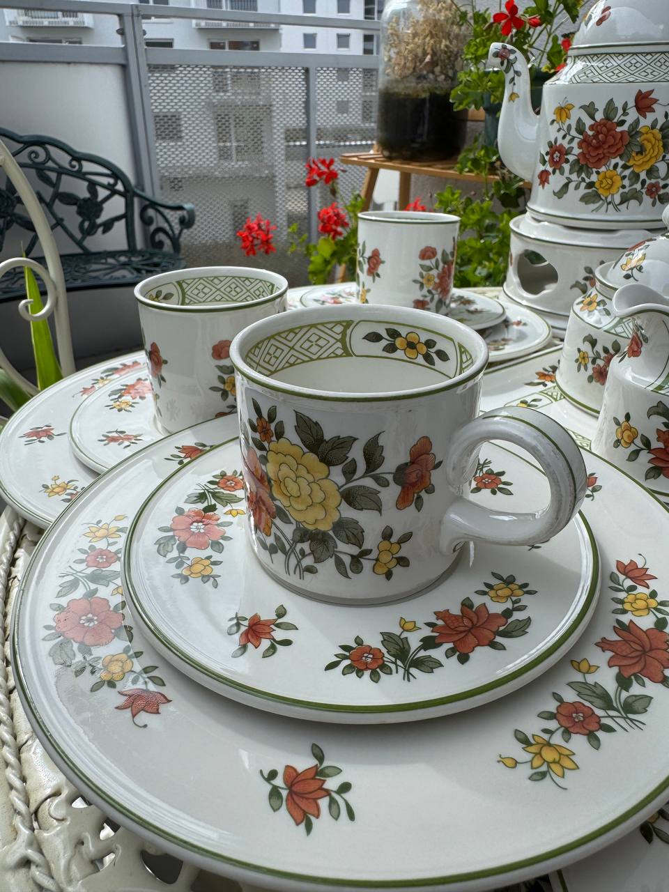 Kolekcjonerski serwis śniadaniowy Villeroy & Boch „Summerday” z podgrzewaczem (28 el.)