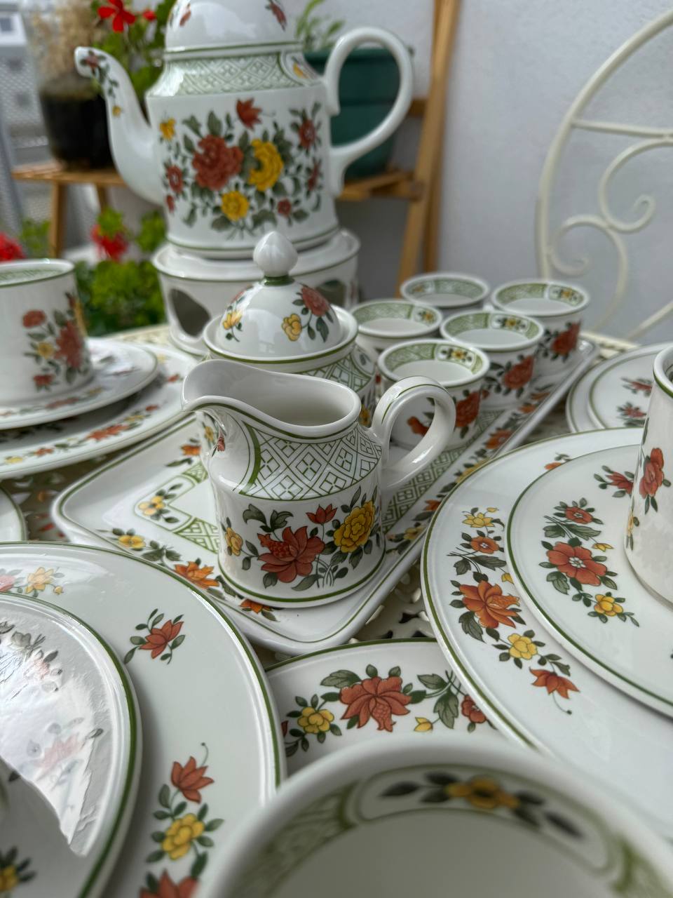 Kolekcjonerski serwis śniadaniowy Villeroy & Boch „Summerday” z podgrzewaczem (28 el.)