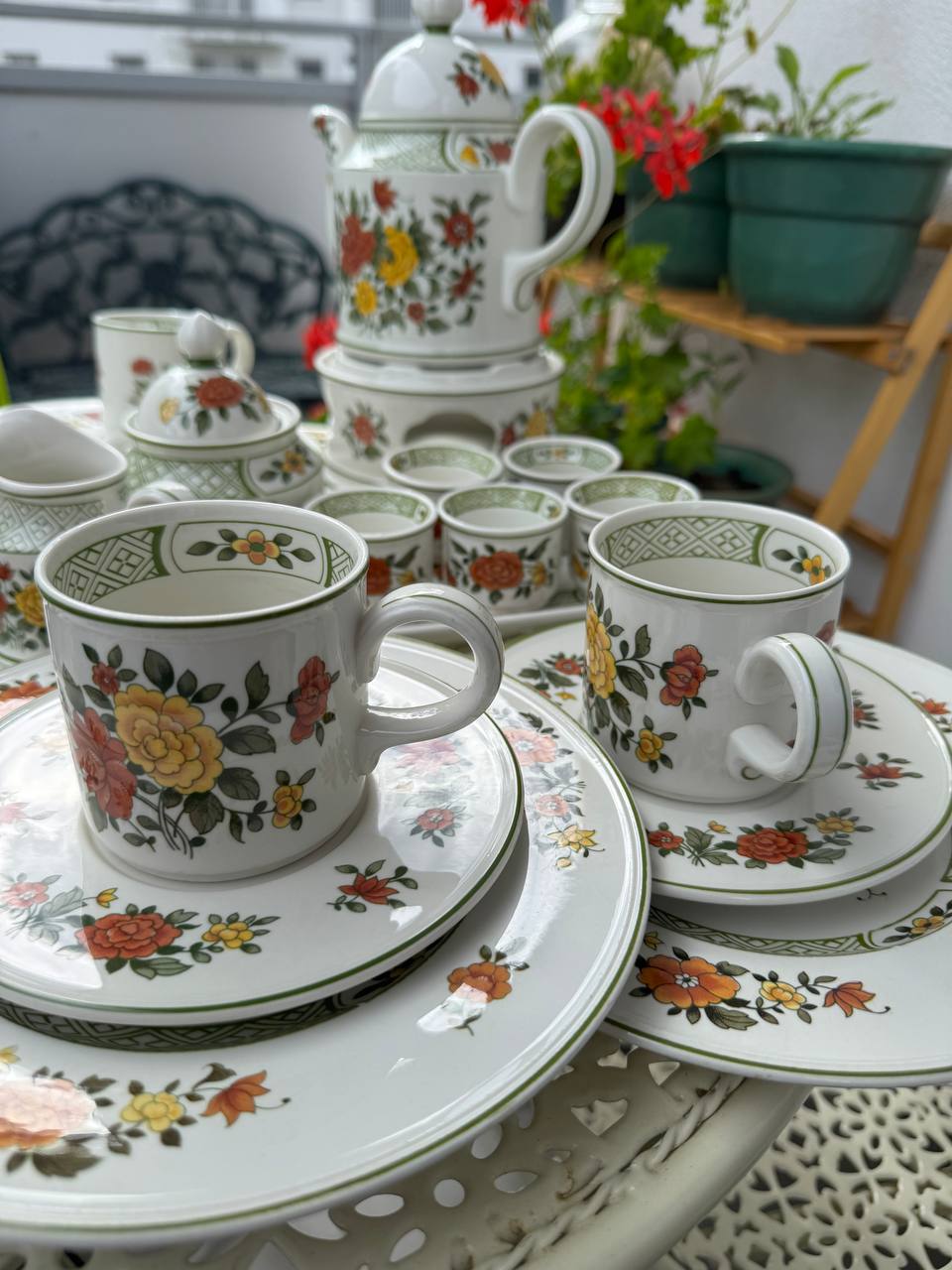 Kolekcjonerski serwis śniadaniowy Villeroy & Boch „Summerday” z podgrzewaczem (28 el.)