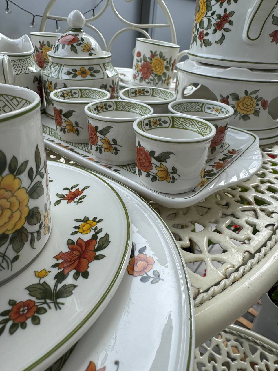 Kolekcjonerski serwis śniadaniowy Villeroy & Boch „Summerday” z podgrzewaczem (28 el.)