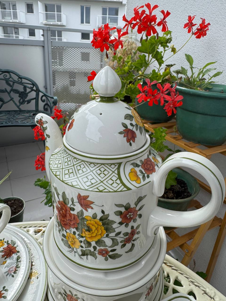 Kolekcjonerski serwis śniadaniowy Villeroy & Boch „Summerday” z podgrzewaczem (28 el.)