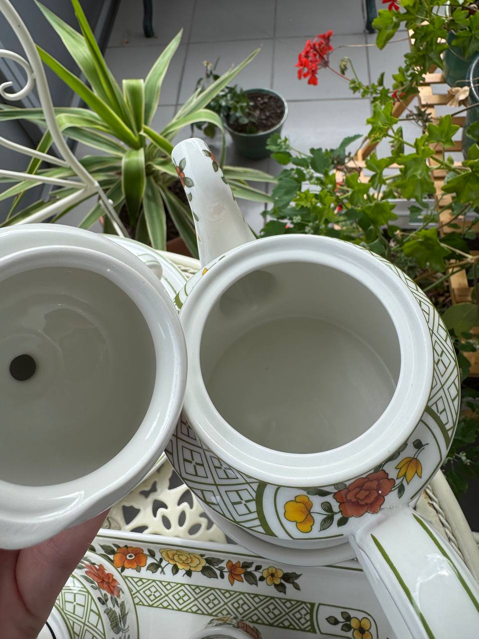 Kolekcjonerski serwis śniadaniowy Villeroy & Boch „Summerday” z podgrzewaczem (28 el.)