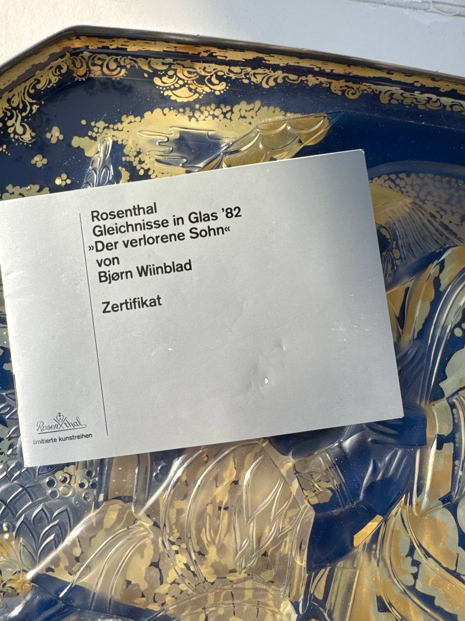 Muzealny relief w szkle Rosenthal „Der verlorene Sohn 1982” Bjørn Wiinblad – Złoto & Kobalt (OVP + Certyfikat + Paragon z 1982 r.)
