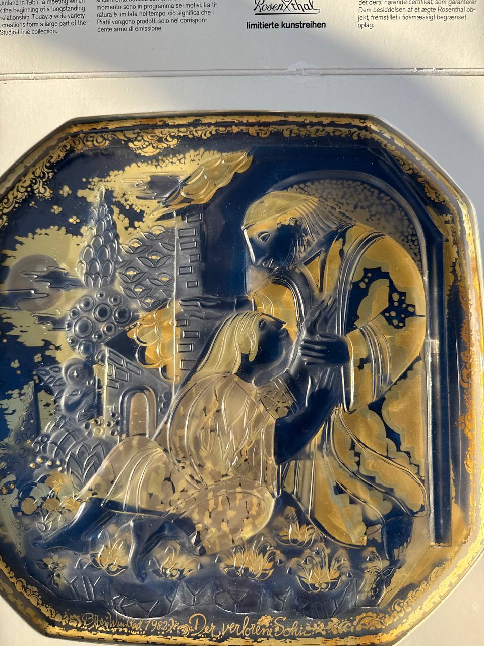Muzealny relief w szkle Rosenthal „Der verlorene Sohn 1982” Bjørn Wiinblad – Złoto & Kobalt (OVP + Certyfikat + Paragon z 1982 r.)