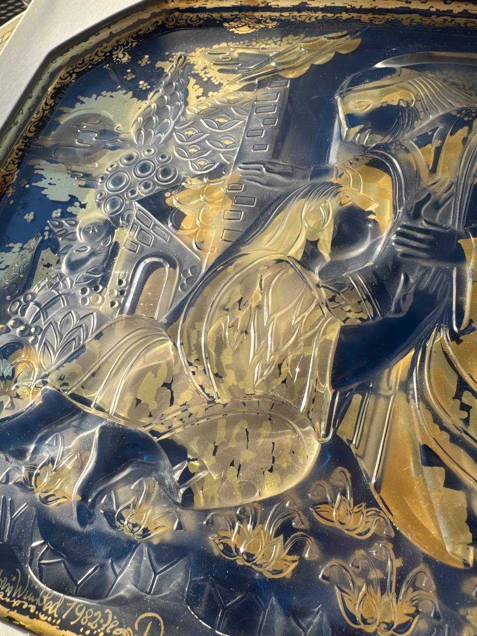 Muzealny relief w szkle Rosenthal „Der verlorene Sohn 1982” Bjørn Wiinblad – Złoto & Kobalt (OVP + Certyfikat + Paragon z 1982 r.)