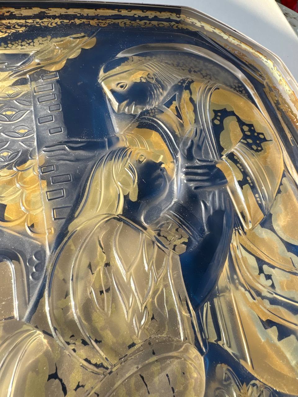 Muzealny relief w szkle Rosenthal „Der verlorene Sohn 1982” Bjørn Wiinblad – Złoto & Kobalt (OVP + Certyfikat + Paragon z 1982 r.)