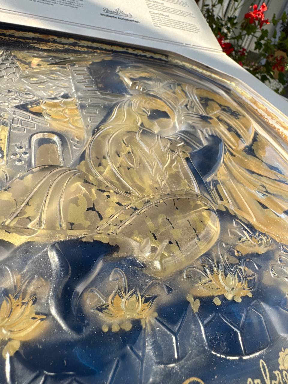 Muzealny relief w szkle Rosenthal „Der verlorene Sohn 1982” Bjørn Wiinblad – Złoto & Kobalt (OVP + Certyfikat + Paragon z 1982 r.)