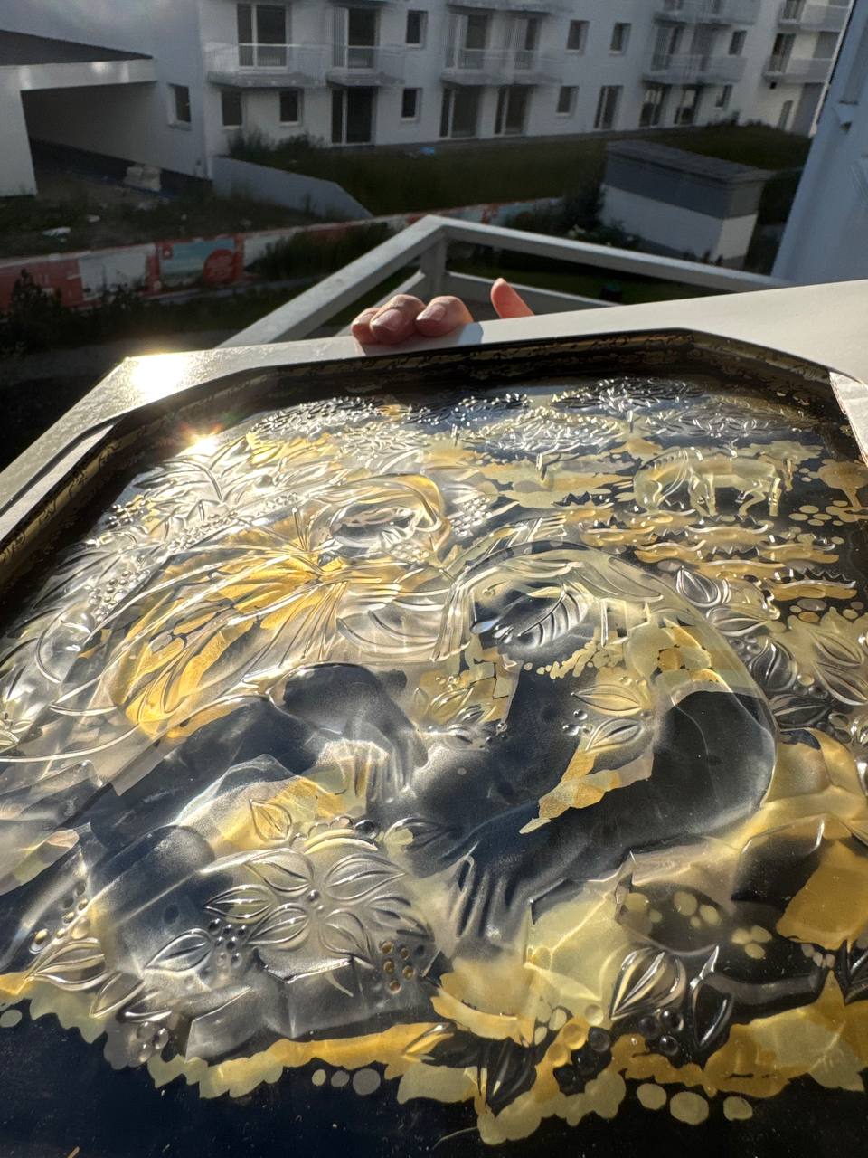 Muzealny relief w szkle Rosenthal „Der barmherzige Samariter 1983” Bjørn Wiinblad – Złoto & Kobalt (OVP)