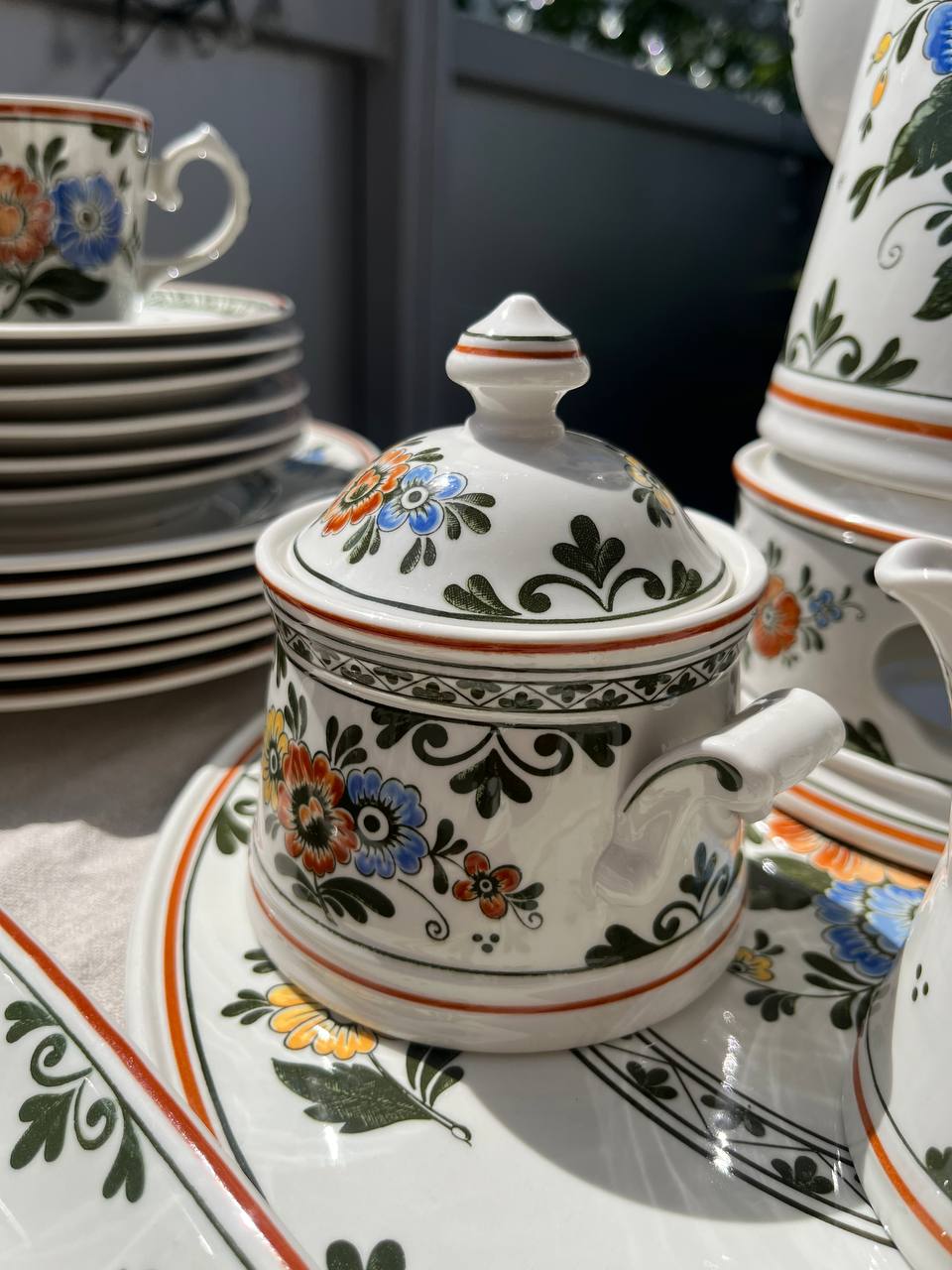Villeroy & Boch Alt-Amsterdam – Duży Serwis Kawowy na 6 Osób z Tacami i Podgrzewaczem (25 el.)