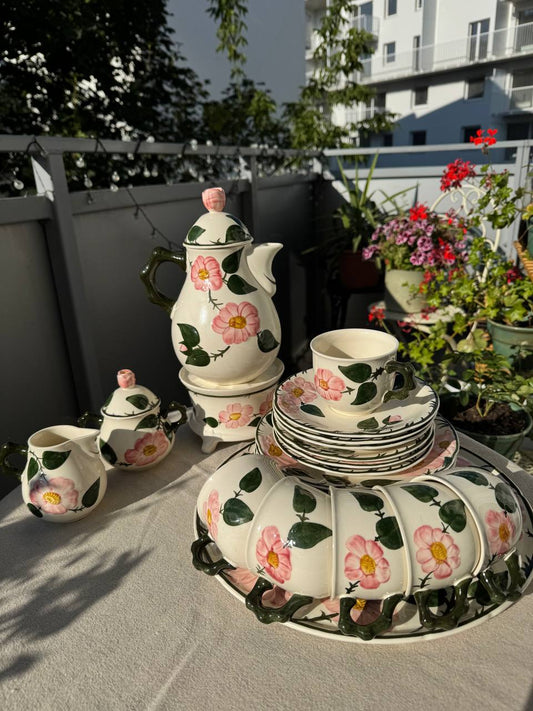 Villeroy & Boch „Wild Rose” – Serwis Kawowy na 6 Osób z Tacą i Podgrzewaczem