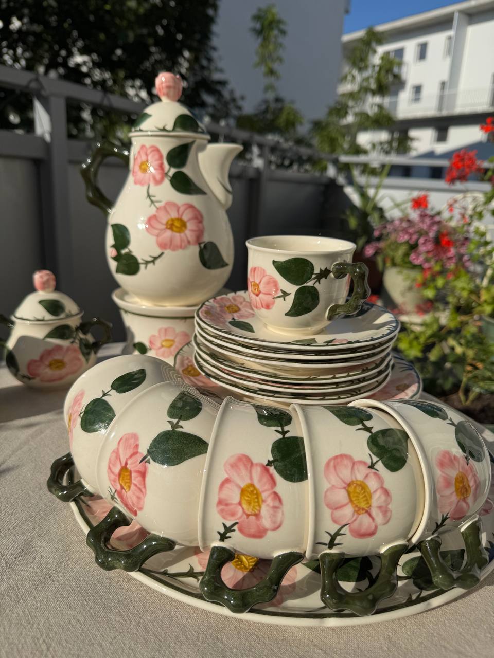 Villeroy & Boch „Wild Rose” – Serwis Kawowy na 6 Osób z Tacą i Podgrzewaczem