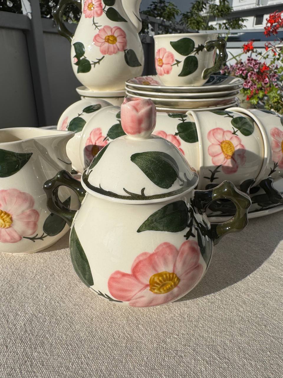 Villeroy & Boch „Wild Rose” – Serwis Kawowy na 6 Osób z Tacą i Podgrzewaczem
