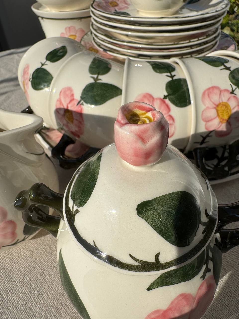 Villeroy & Boch „Wild Rose” – Serwis Kawowy na 6 Osób z Tacą i Podgrzewaczem