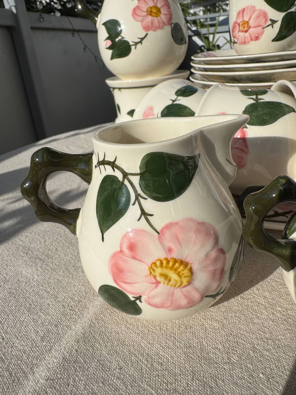 Villeroy & Boch „Wild Rose” – Serwis Kawowy na 6 Osób z Tacą i Podgrzewaczem