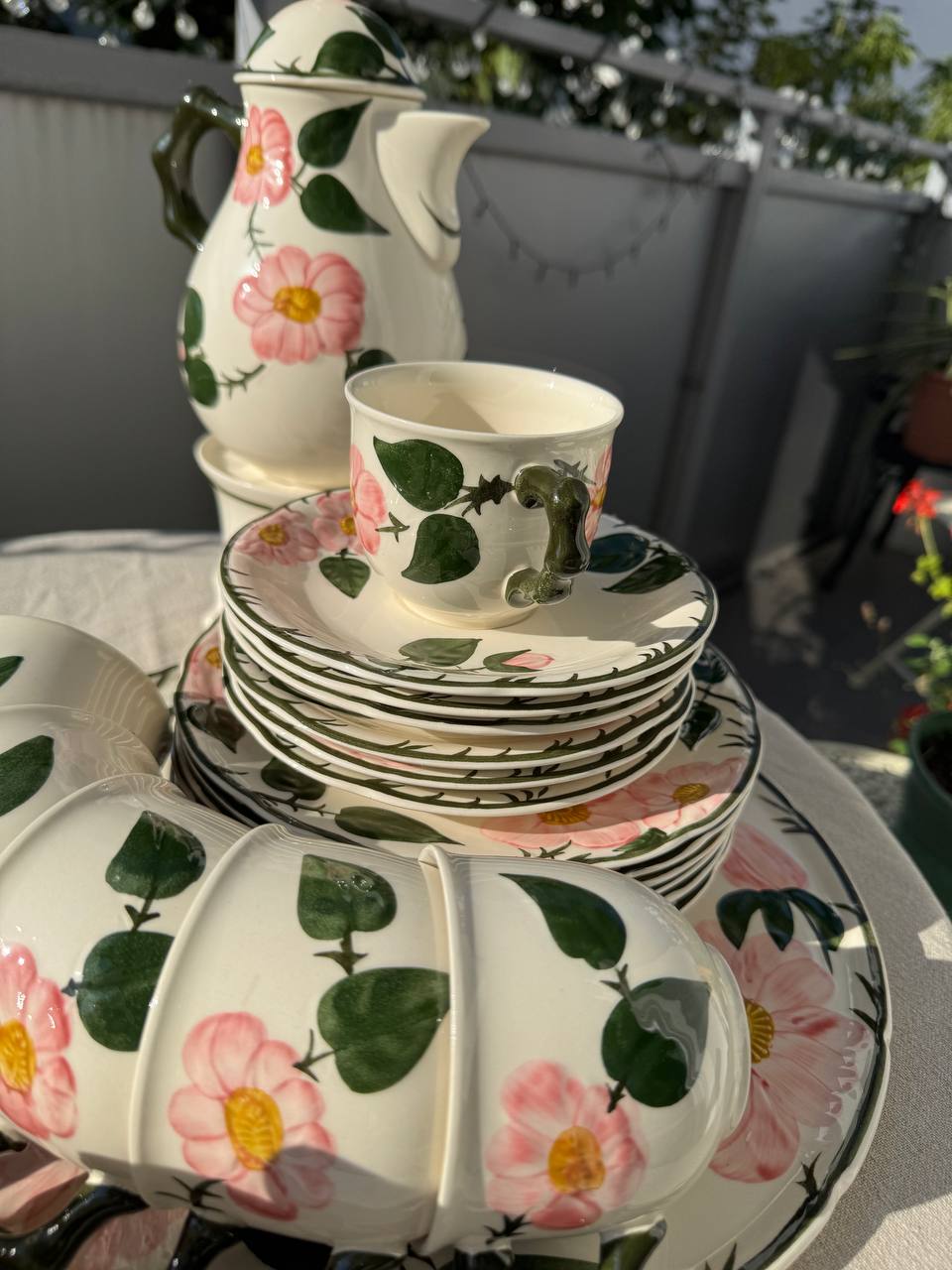 Villeroy & Boch „Wild Rose” – Serwis Kawowy na 6 Osób z Tacą i Podgrzewaczem