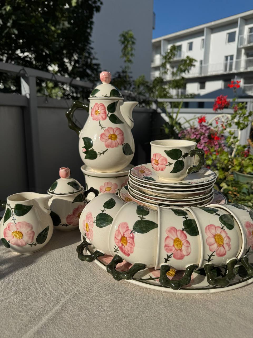 Villeroy & Boch „Wild Rose” – Serwis Kawowy na 6 Osób z Tacą i Podgrzewaczem