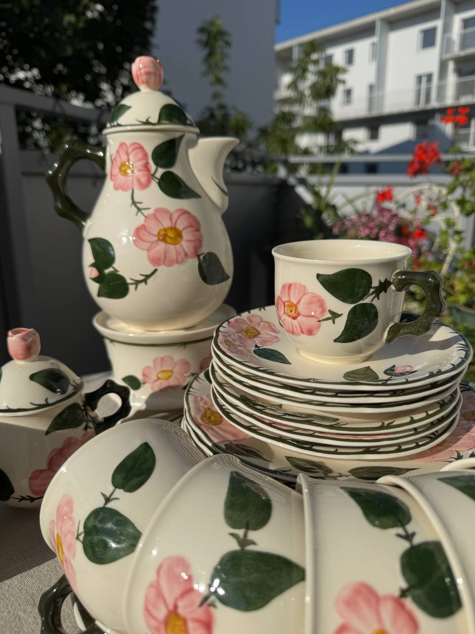Villeroy & Boch „Wild Rose” – Serwis Kawowy na 6 Osób z Tacą i Podgrzewaczem