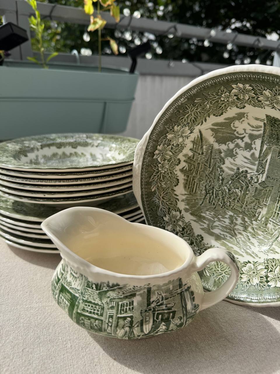 Royal Tudor Ware Staffordshire Coaching Taverns – zielony zestaw obiadowy (14 el.)