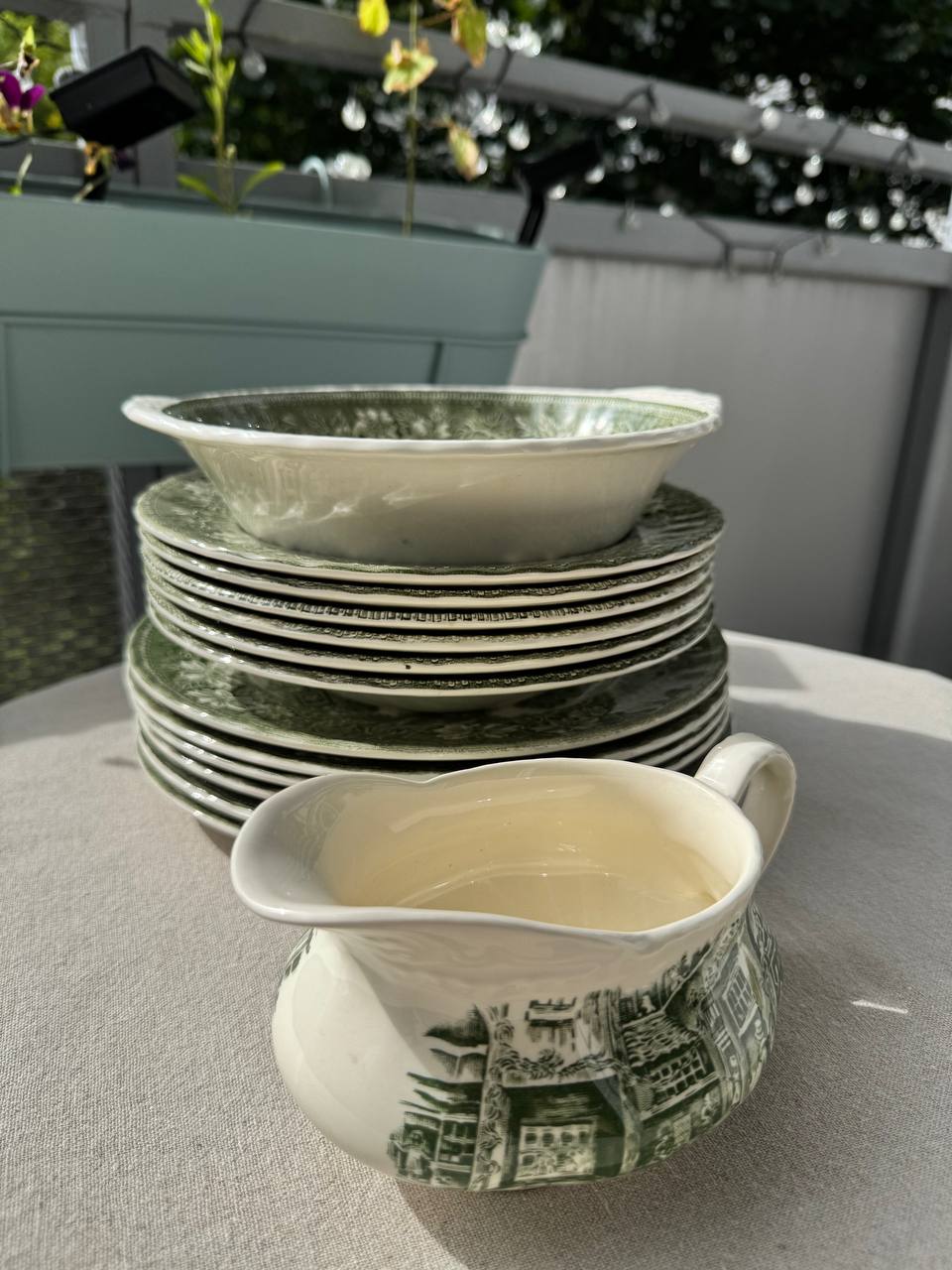 Royal Tudor Ware Staffordshire Coaching Taverns – zielony zestaw obiadowy (14 el.)