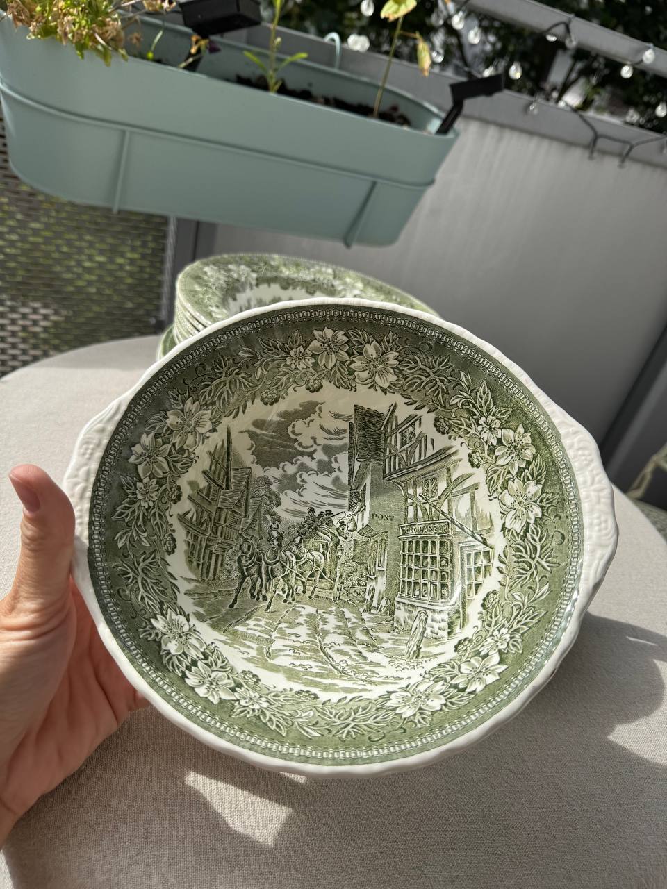 Royal Tudor Ware Staffordshire Coaching Taverns – zielony zestaw obiadowy (14 el.)
