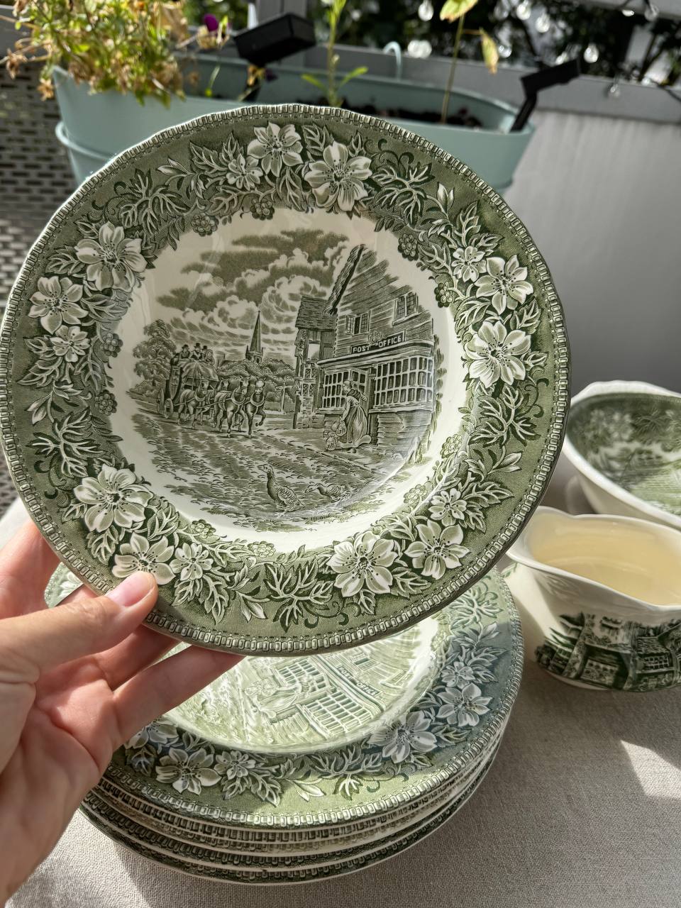 Royal Tudor Ware Staffordshire Coaching Taverns – zielony zestaw obiadowy (14 el.)