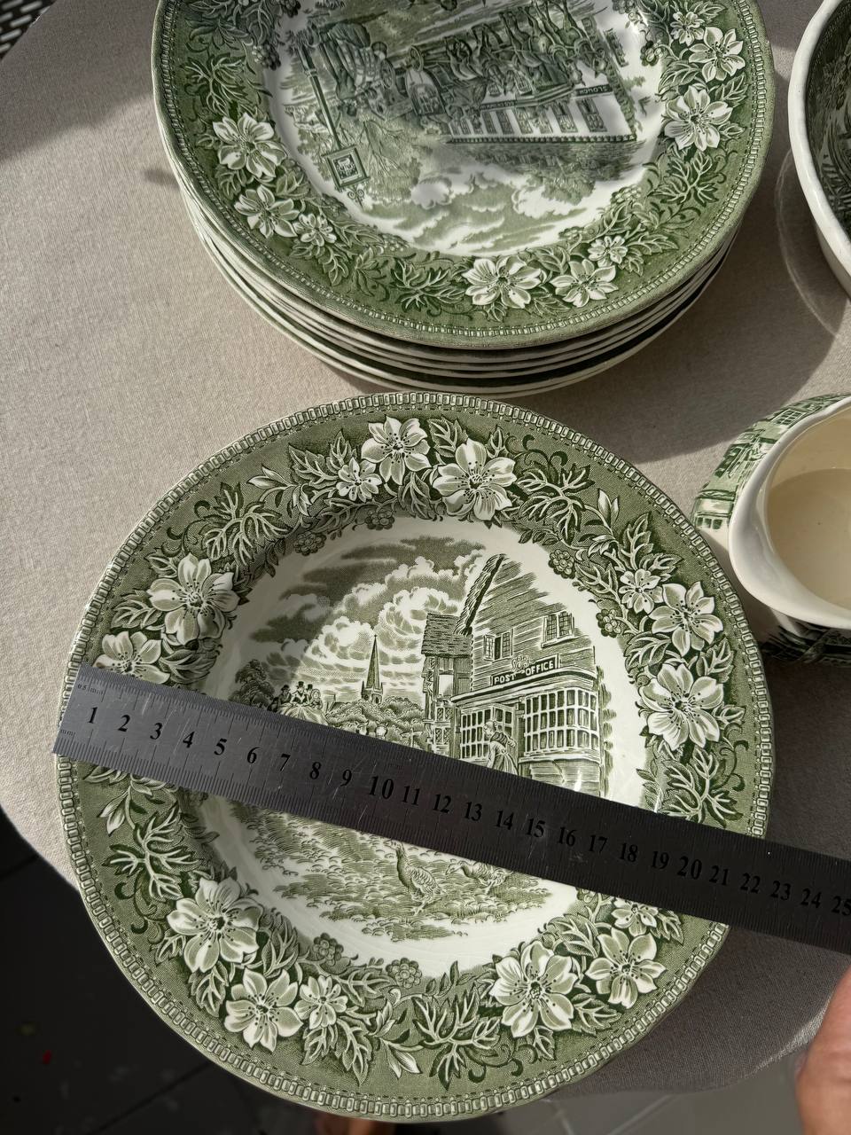 Royal Tudor Ware Staffordshire Coaching Taverns – zielony zestaw obiadowy (14 el.)