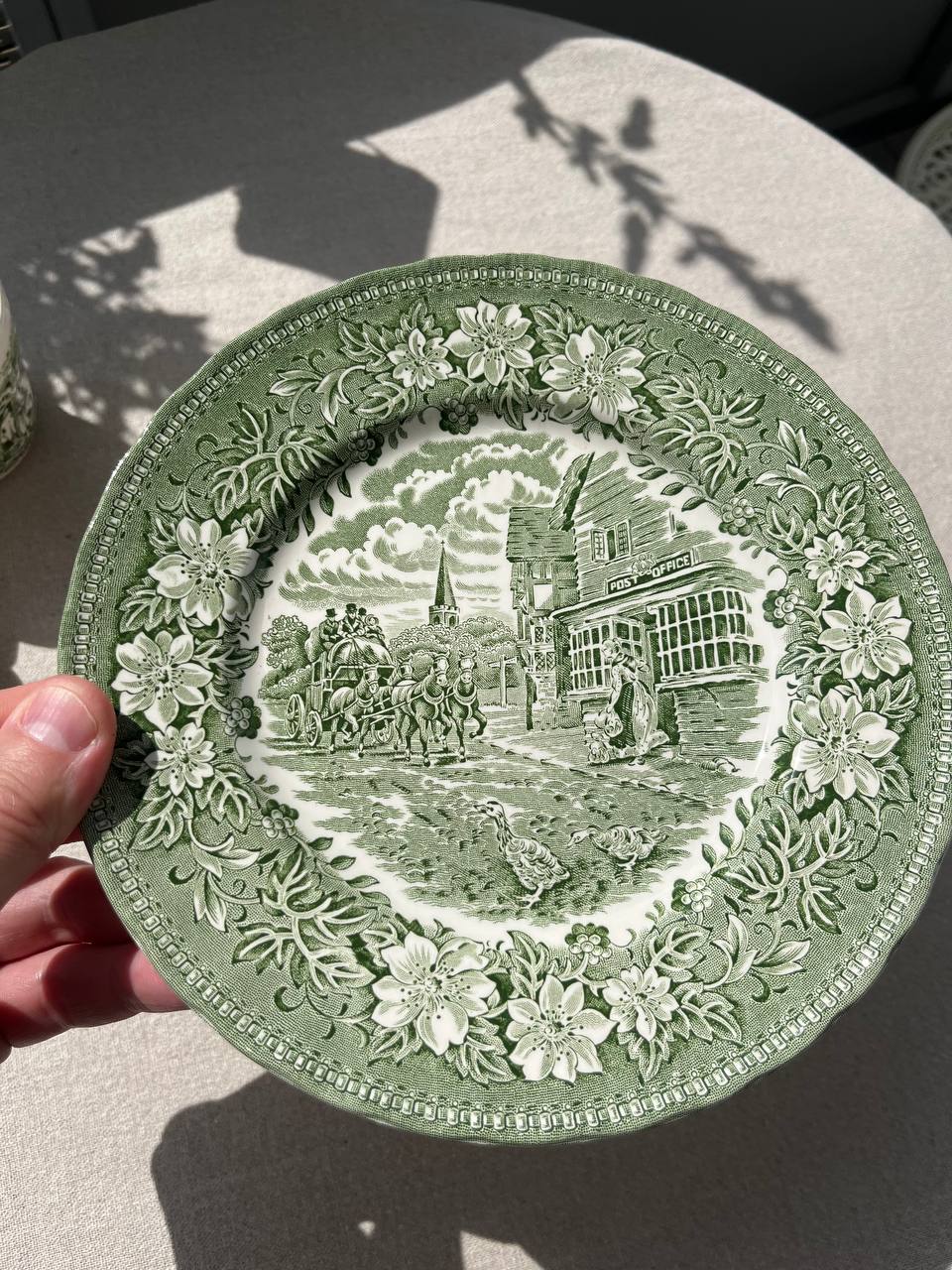 Staffordshire Royal Tudor Ware Coaching Taverns – zielone Trio kawowe / śniadaniowe (3 el. Vintage)