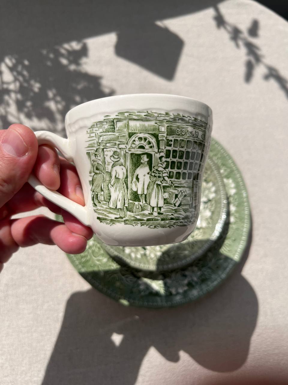 Staffordshire Royal Tudor Ware Coaching Taverns – zielone Trio kawowe / śniadaniowe (3 el. Vintage)