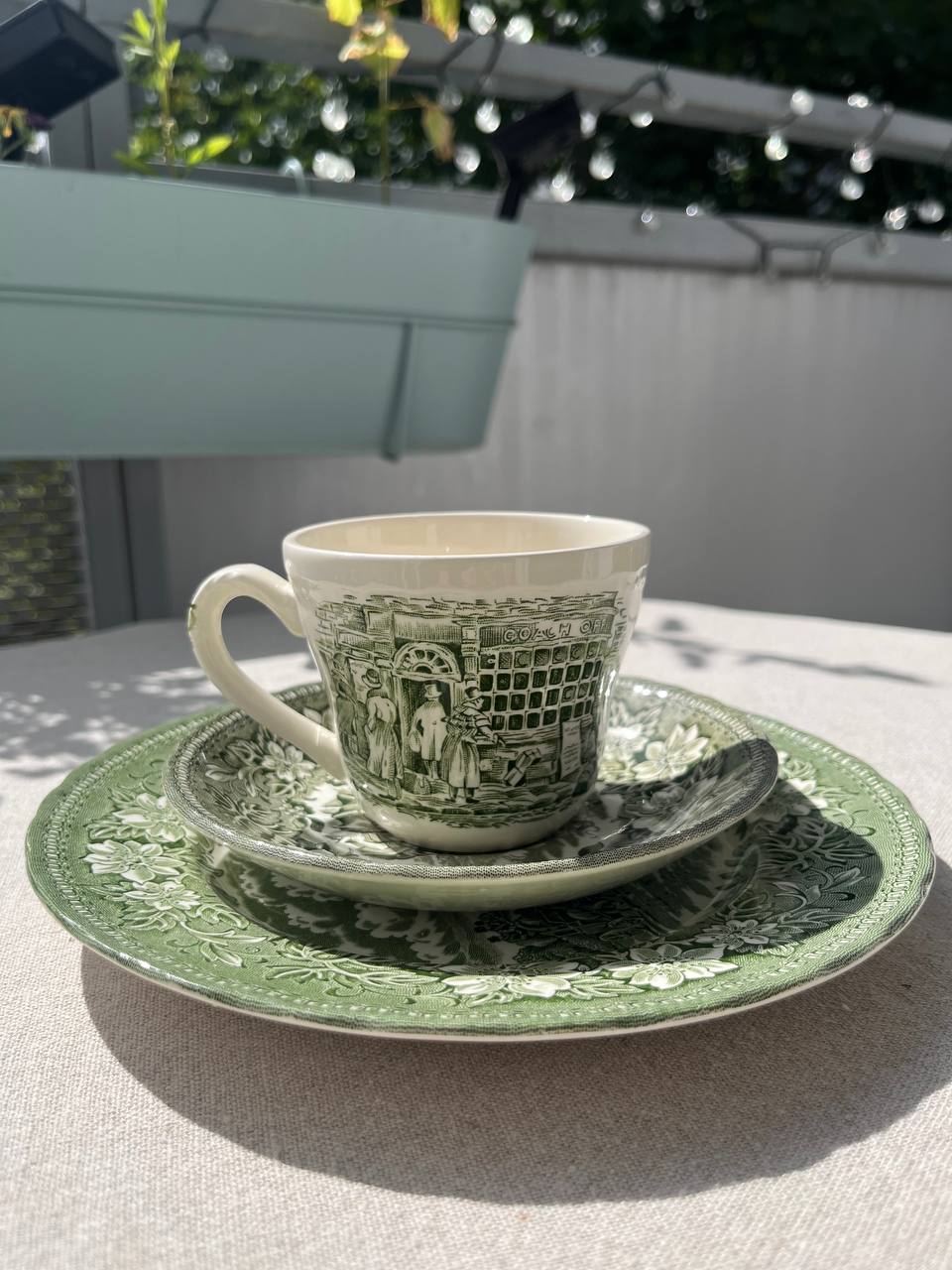 Staffordshire Royal Tudor Ware Coaching Taverns – zielone Trio kawowe / śniadaniowe (3 el. Vintage)
