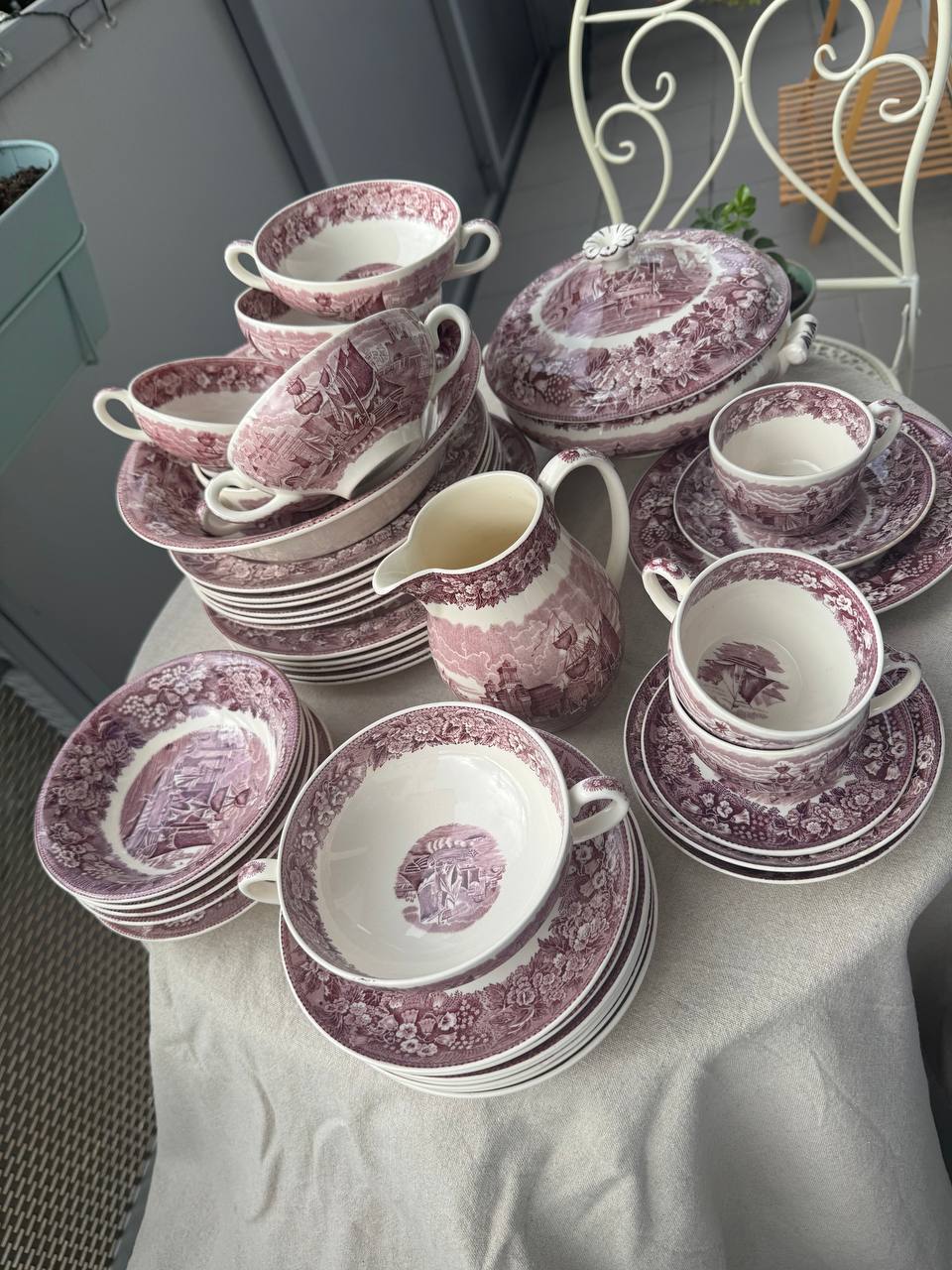 Ikoniczny angielski serwis Wedgwood „Ferrara” w odcieniu liliowym (ponad 45 el.)