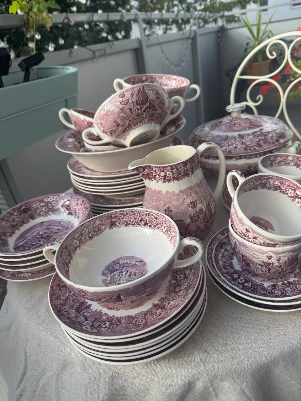 Ikoniczny angielski serwis Wedgwood „Ferrara” w odcieniu liliowym (ponad 45 el.)