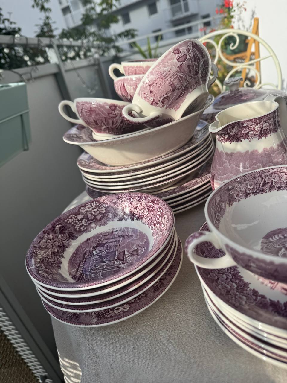 Ikoniczny angielski serwis Wedgwood „Ferrara” w odcieniu liliowym (ponad 45 el.)