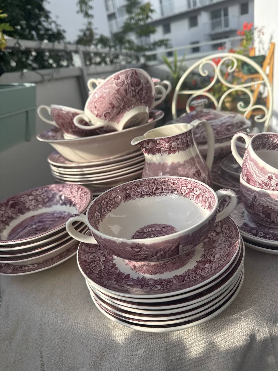 Ikoniczny angielski serwis Wedgwood „Ferrara” w odcieniu liliowym (ponad 45 el.)