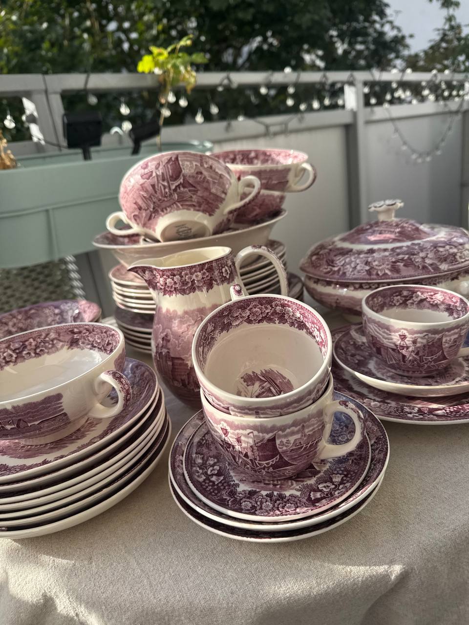 Ikoniczny angielski serwis Wedgwood „Ferrara” w odcieniu liliowym (ponad 45 el.)