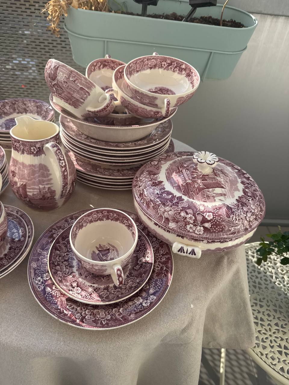 Ikoniczny angielski serwis Wedgwood „Ferrara” w odcieniu liliowym (ponad 45 el.)