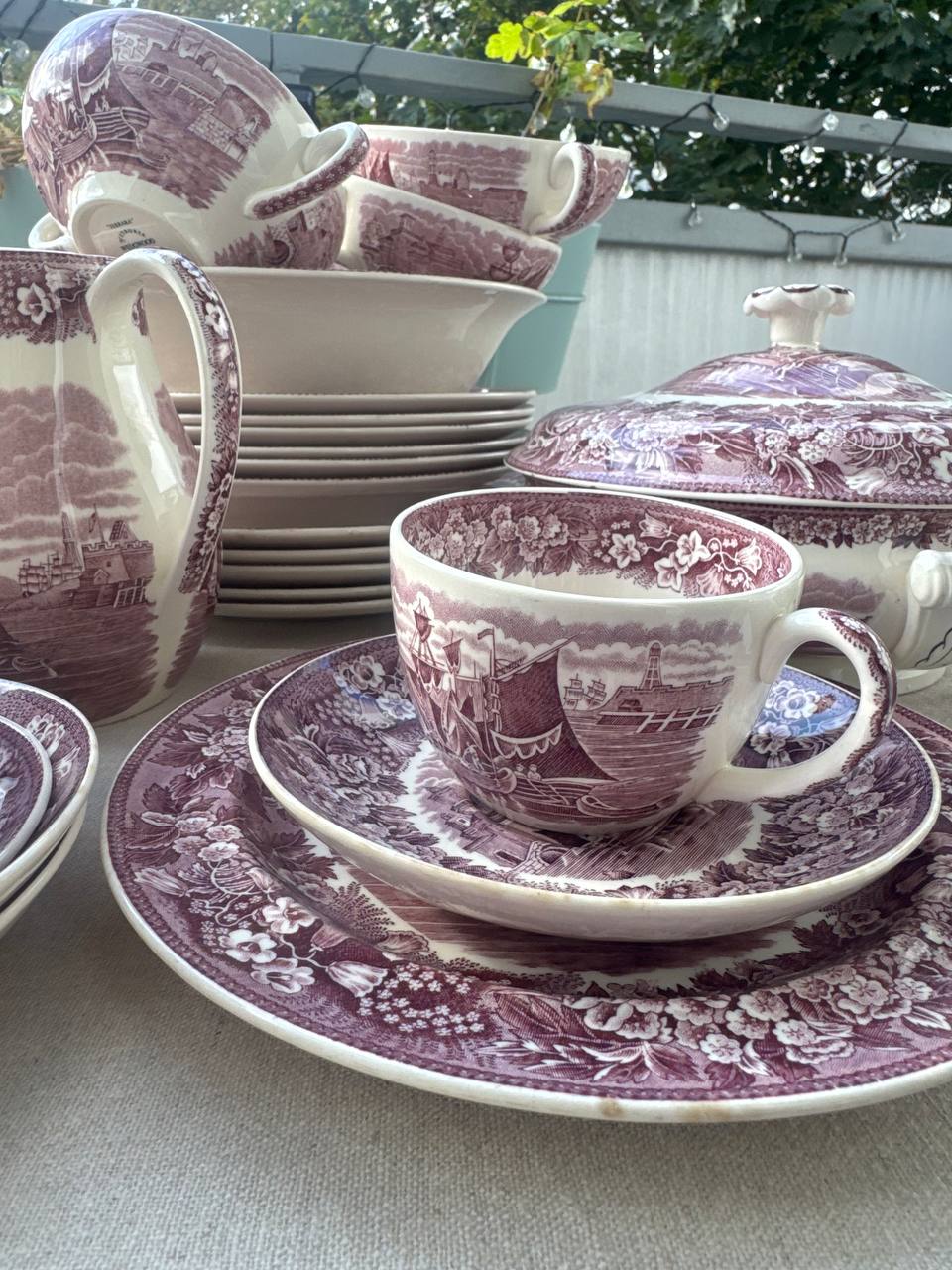 Ikoniczny angielski serwis Wedgwood „Ferrara” w odcieniu liliowym (ponad 45 el.)