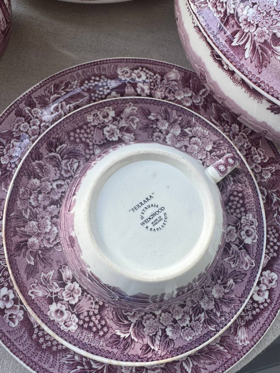 Ikoniczny angielski serwis Wedgwood „Ferrara” w odcieniu liliowym (ponad 45 el.)