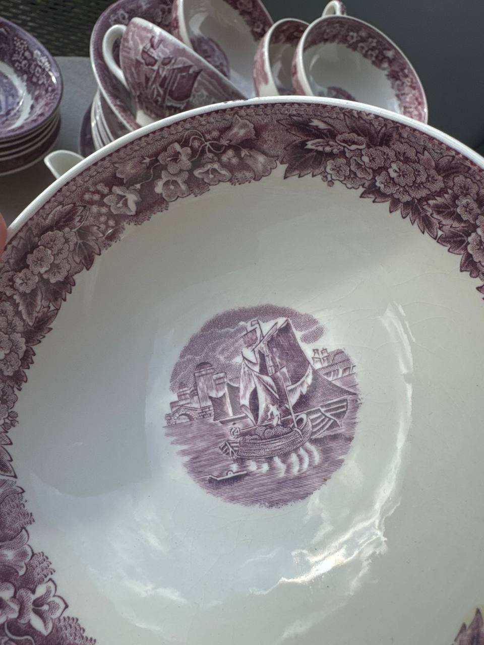 Ikoniczny angielski serwis Wedgwood „Ferrara” w odcieniu liliowym (ponad 45 el.)